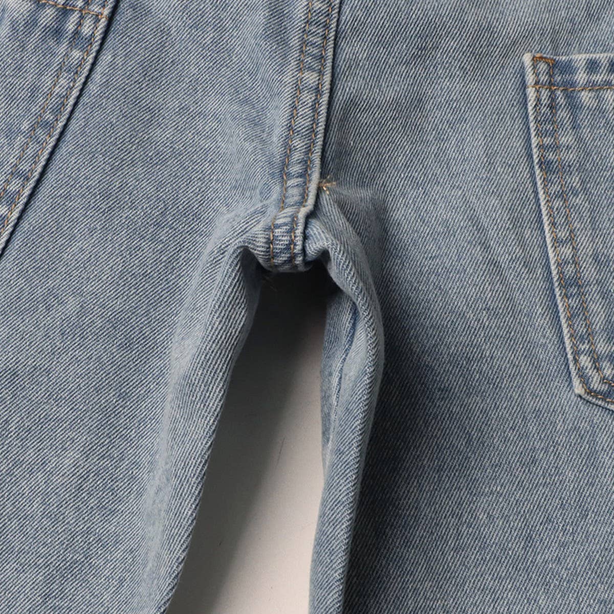 EXPOSED WAIST JEAN