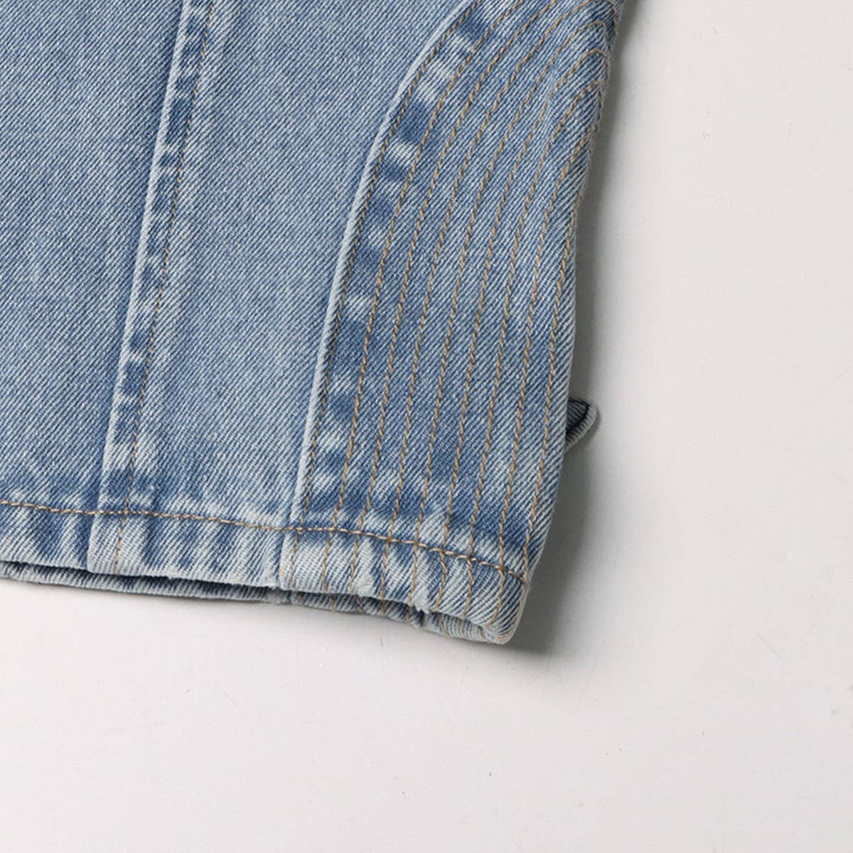 EXPOSED WAIST JEAN