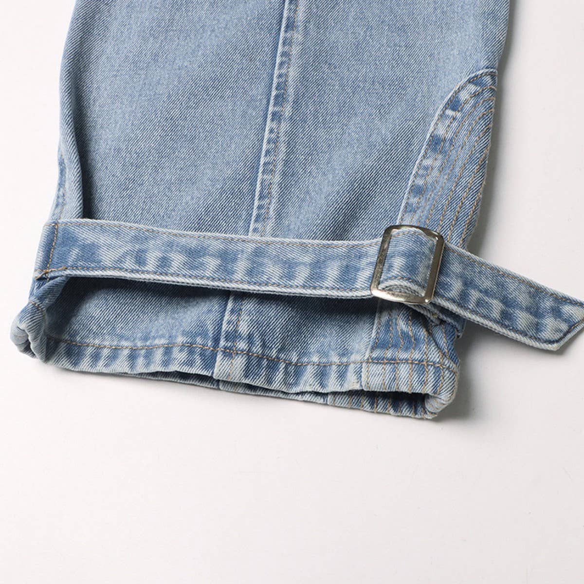 EXPOSED WAIST JEAN