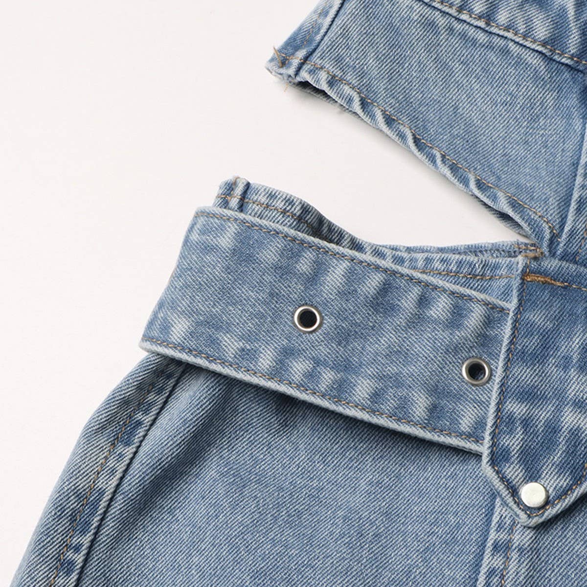 EXPOSED WAIST JEAN