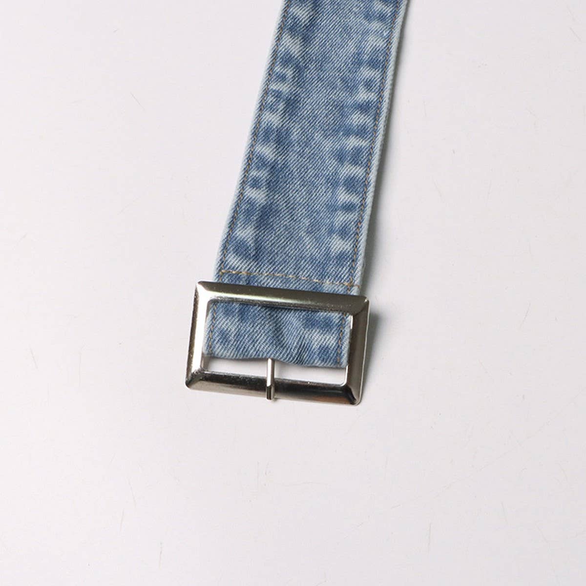 EXPOSED WAIST JEAN